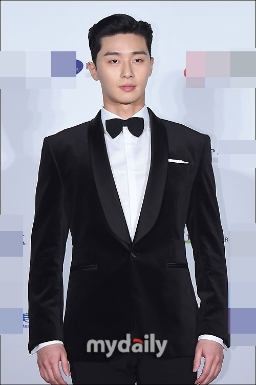 组图:朴徐俊一身西装亮相大钟奖红毯 发型一丝不苟