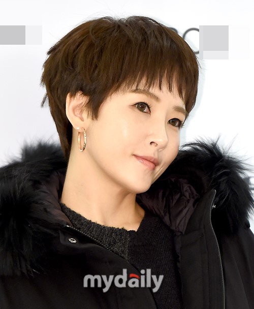 42岁金宣儿亮相活动 黑衣简约大气优雅