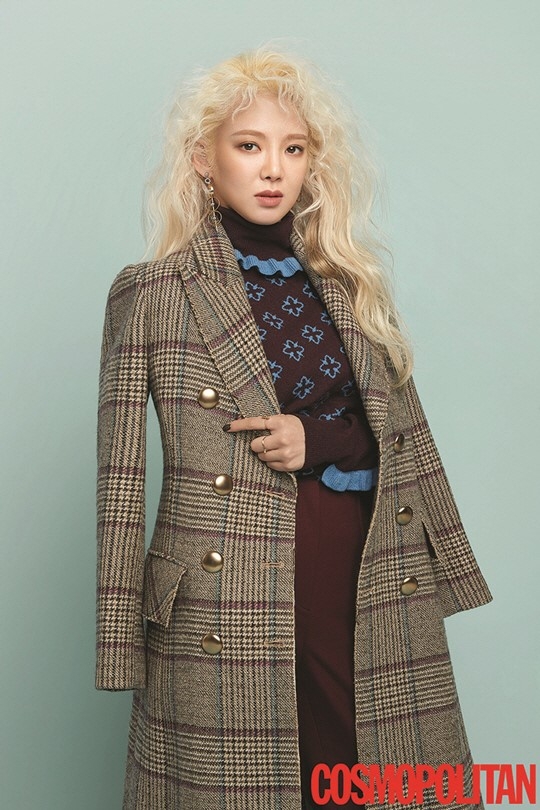 少女时代孝渊拍秋季写真 金发蓬松抢眼