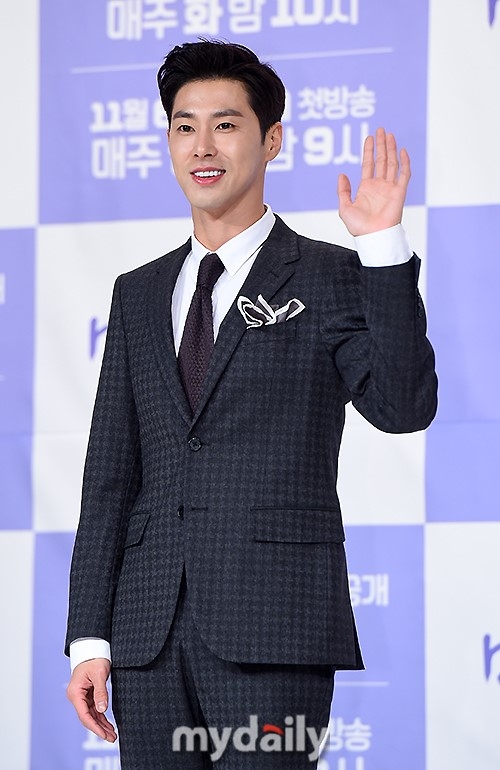 《melo holic》举行发布会 郑允浩景收真等出席