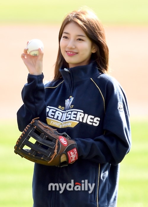 1/ 18新浪娱乐讯 韩国女歌手秀智29日下午在首尔某棒球场担任了一场