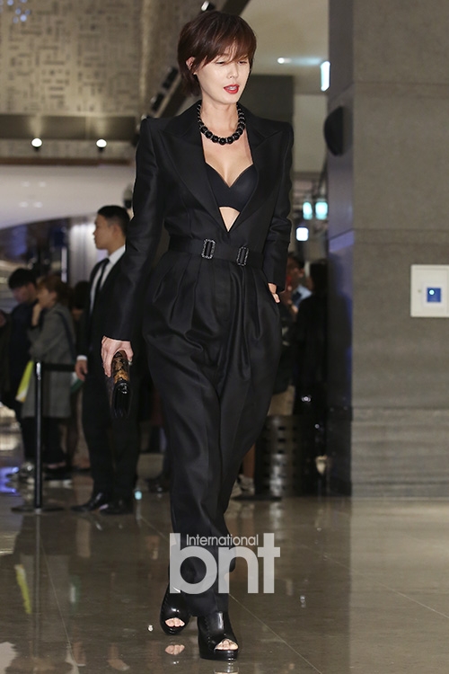 组图50岁美魔女金成玲冻龄惹人羡大胆装扮气质冷艳