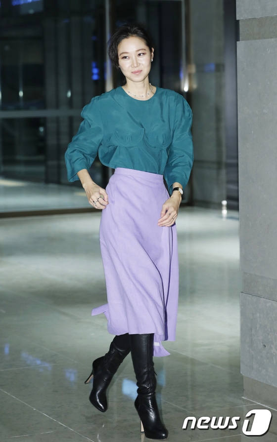 组图:孔孝真出席慈善活动 穿搭配色时尚身材高挑