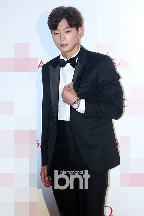 新浪娱乐讯 1日晚,歌手郑珍云出席了在首尔中区小