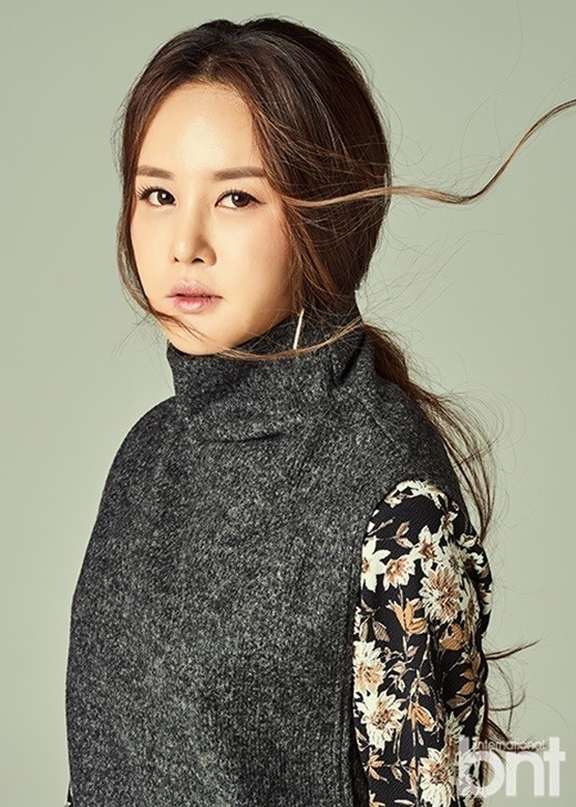 新浪娱乐讯 韩国女艺人金美妍为某时装杂志拍摄的一组最新写真日前在