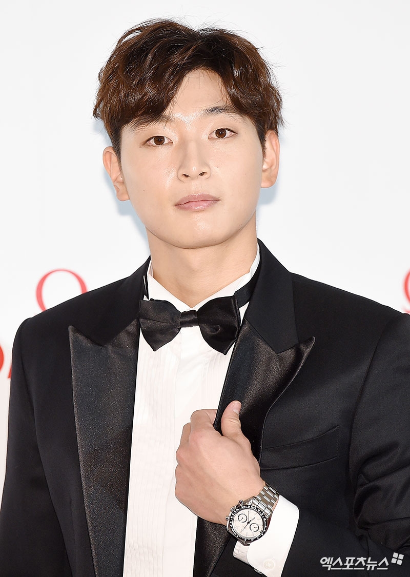 新浪娱乐讯 1日晚,歌手郑珍云出席了在首尔中区小