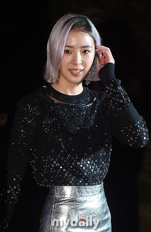 组图:韩模特irene穿短裙秀长腿 彩色短发抢眼_高清图集_新浪网