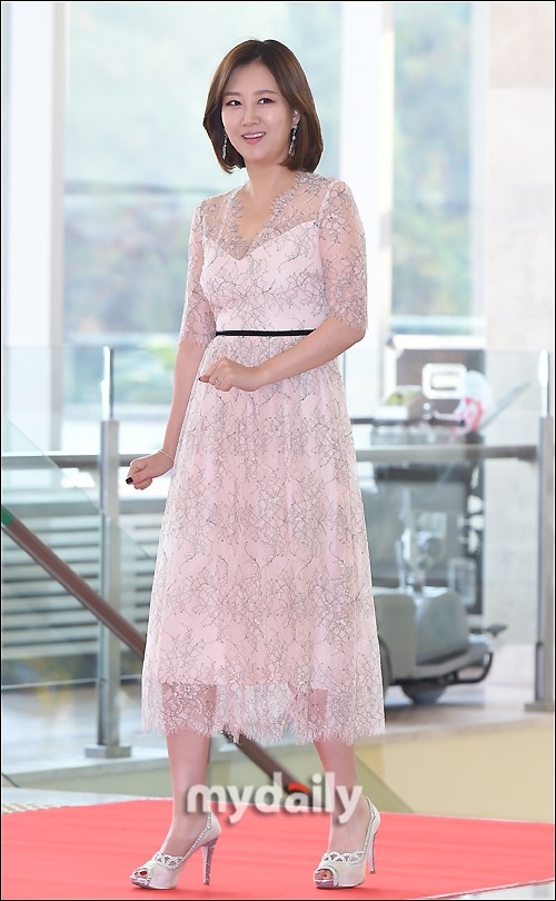 组图:韩星张润贞出席大众文化艺术颁奖礼 白裙气质好