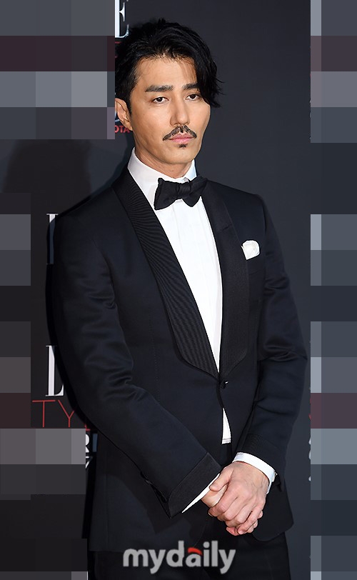 组图:车胜元出席时尚活动 一身西装配八字胡酷帅