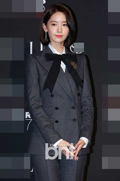 组图:少女时代允儿亮相 穿小西装俏丽又干练