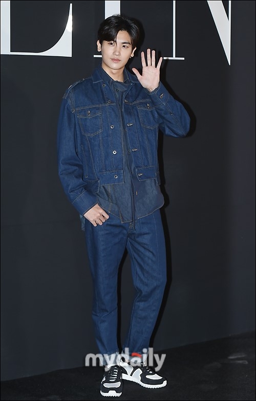 组图朴炯植出席时尚活动全身牛仔装活力四射