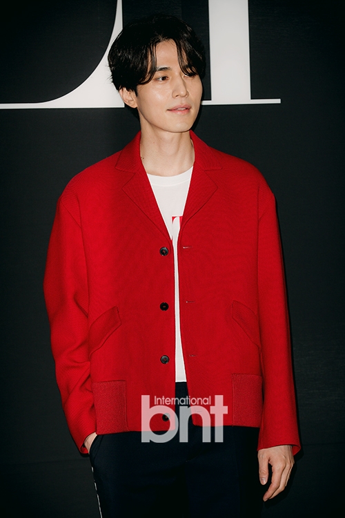 组图:李栋旭红衣亮相活动 侧颜精致帅气俊朗