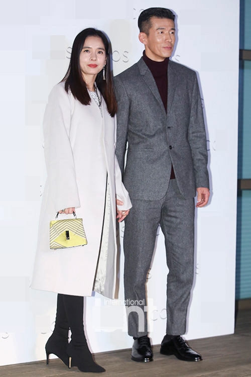 组图:韩星sean郑惠英夫妇牵手亮相 眼神甜蜜爱意浓_高清图集_新浪网