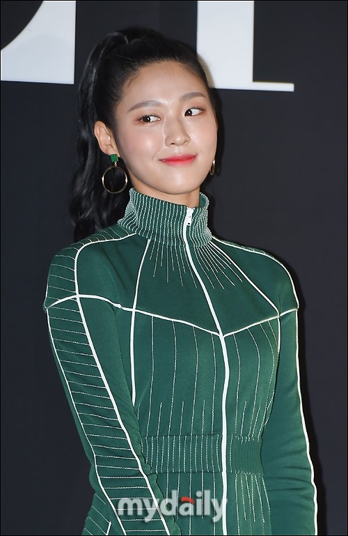 aoa雪炫亮相秀长腿 紧身绿裙包裹曲线