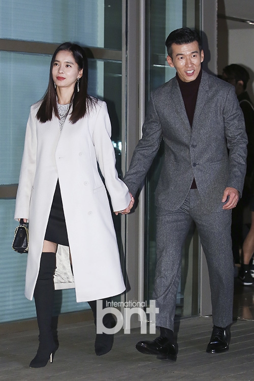 组图韩星sean郑惠英夫妇牵手亮相眼神甜蜜爱意浓