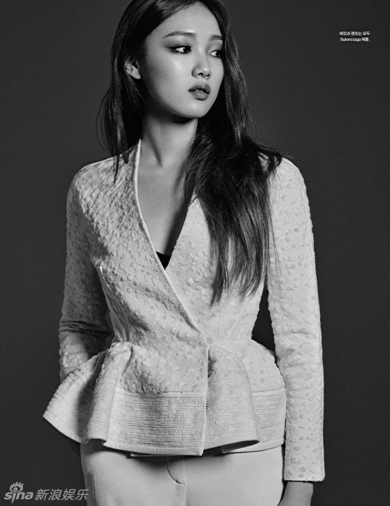 韩星李圣经登台湾杂志封面 卷发气质魅惑