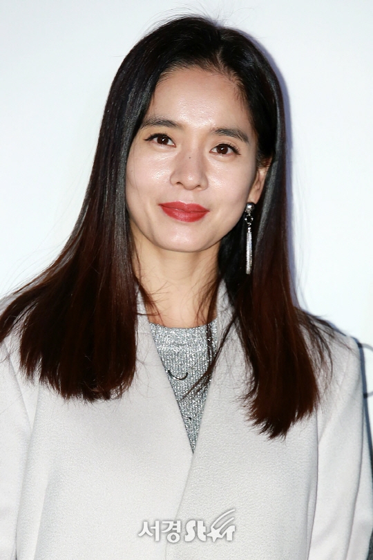 组图:韩星sean郑惠英夫妇牵手亮相 眼神甜蜜爱意浓