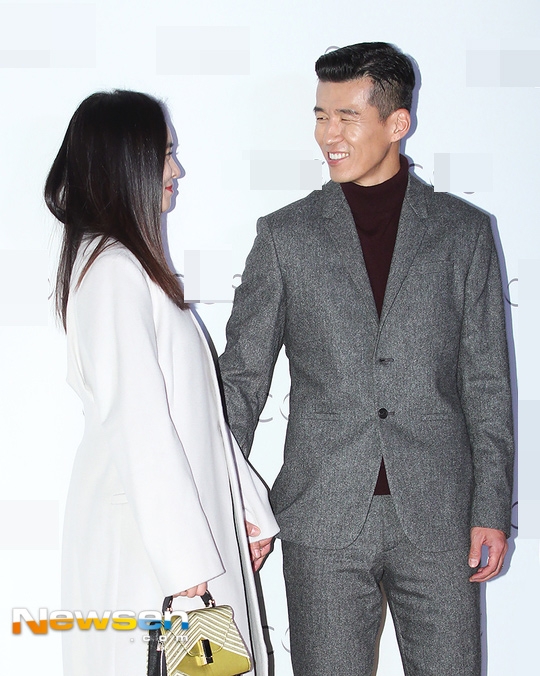 组图:韩星sean郑惠英夫妇牵手亮相 眼神甜蜜爱意浓_高清图集_新浪网