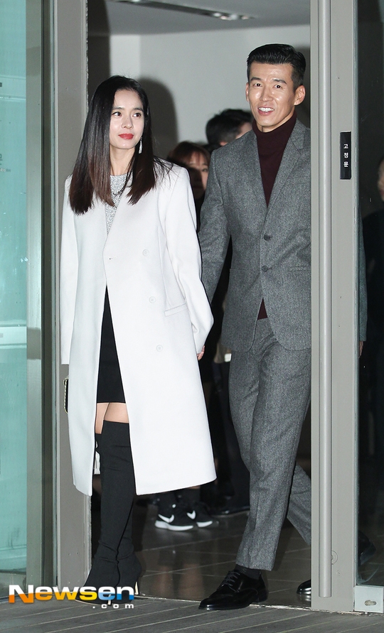 组图:韩星sean郑惠英夫妇牵手亮相 眼神甜蜜爱意浓_高清图集_新浪网