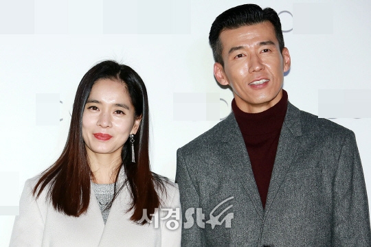新浪娱乐讯 7日晚,韩国明星sean郑惠英夫妇出席在首尔钟路区gana艺术