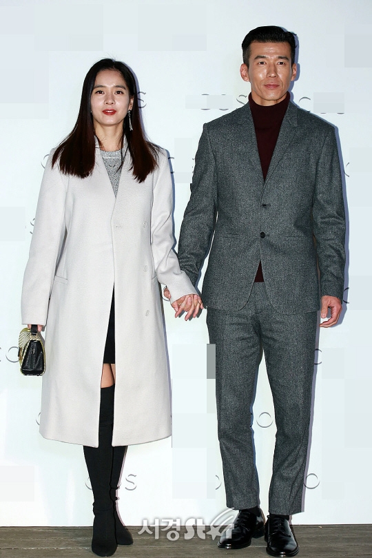 组图:韩星sean郑惠英夫妇牵手亮相 眼神甜蜜爱意浓