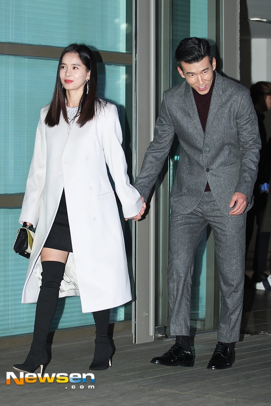 组图:韩星sean郑惠英夫妇牵手亮相 眼神甜蜜爱意浓_高清图集_新浪网