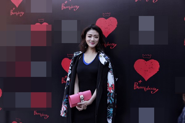 在上周末在北京开幕的中国国际时装周上,滕旋作为嘉宾出席,紧身短裙外