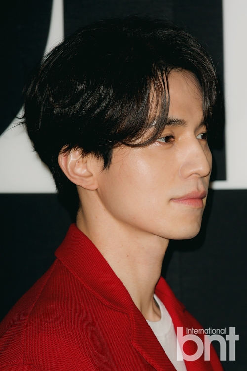 组图:李栋旭红衣亮相活动 侧颜精致帅气俊朗