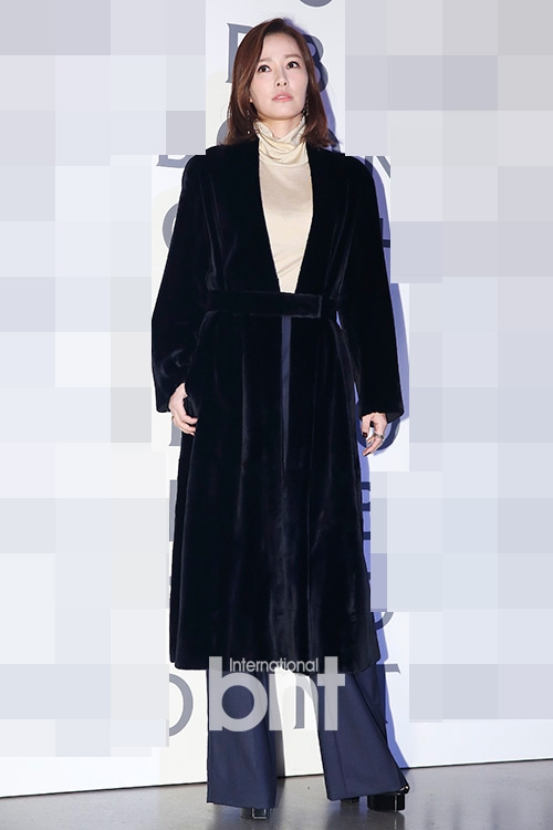 组图:权相佑妻子孙泰英亮相 穿黑衣显身材高挑_高清图集_新浪网