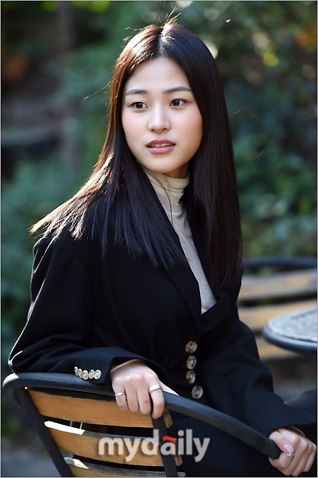 新浪娱乐讯 11月9日下午,韩国女艺人李秀景在首尔某咖啡店接受了有关