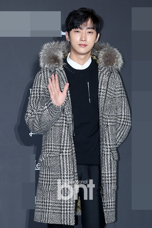 组图:b1a4振永出席活动 秋冬时尚完美驾驭