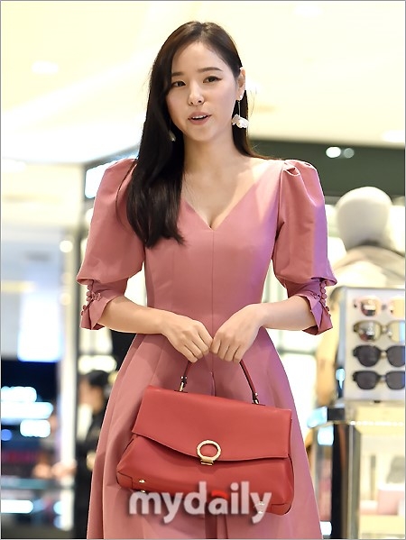 组图:闵孝琳一袭粉色连衣裙亮相 勾勒圆润好身材_高清图集_新浪网