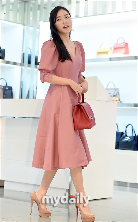 闵孝琳一袭粉色连衣裙亮相 勾勒圆润好身材