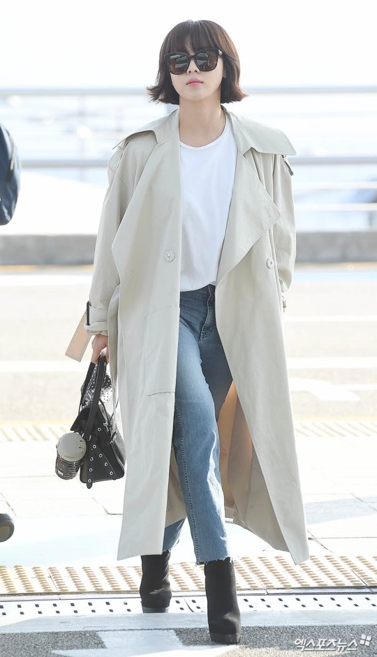 组图:河智苑因行程现身机场 短发风衣气质干练