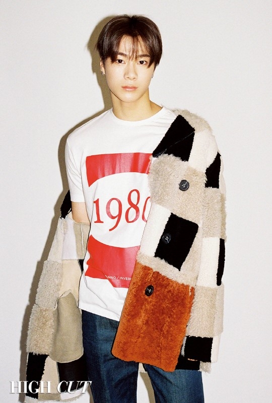 新浪娱乐讯 韩国男团astro最近为某杂志拍摄的一组画报公开,展现了