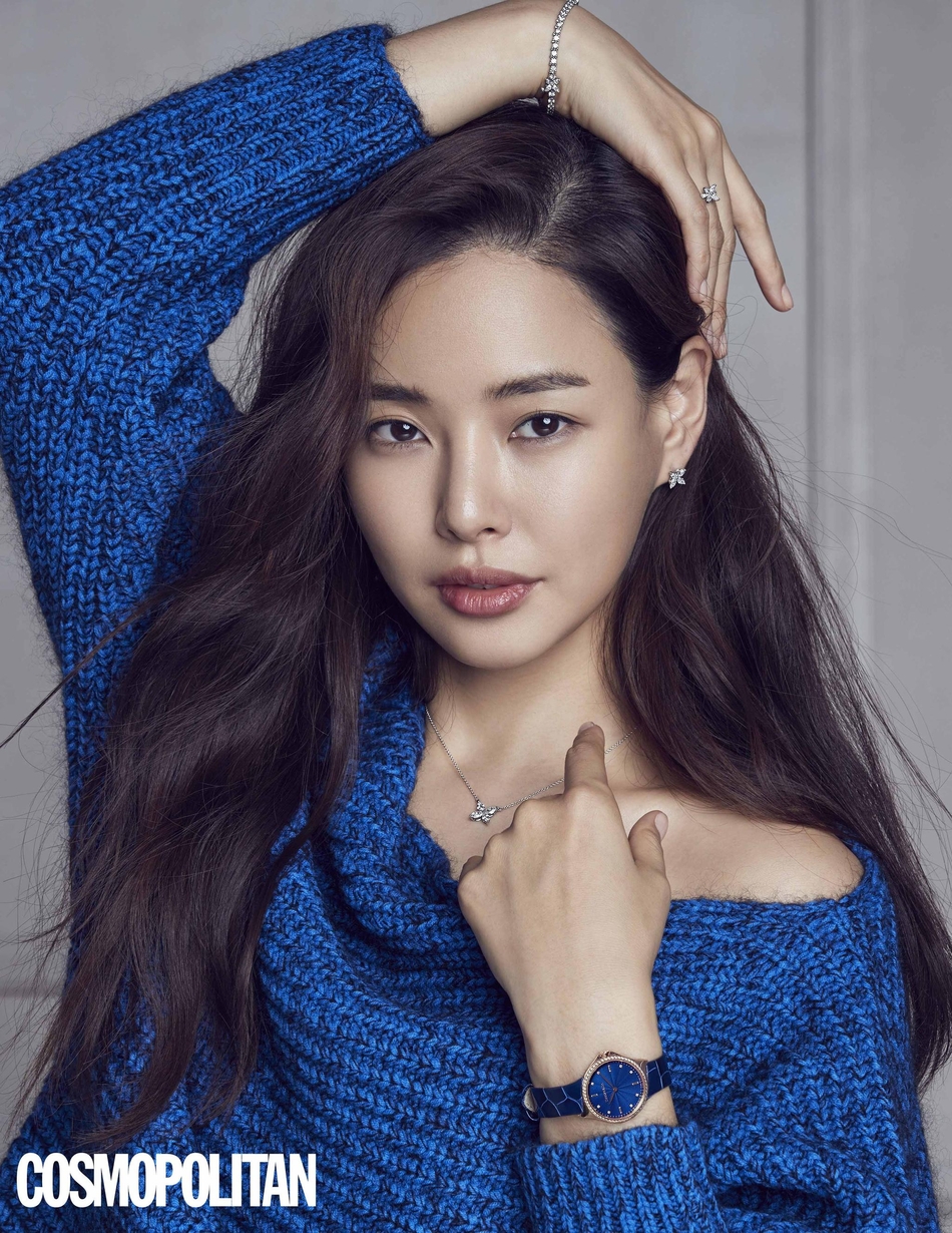 组图:李荷妮登杂志封面秀好身材 展现自信健康美