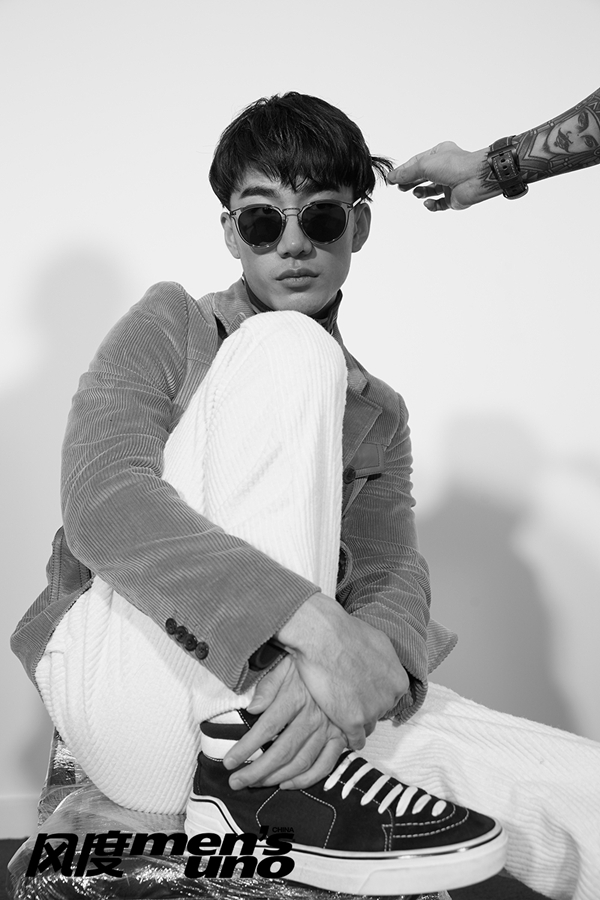 1 / 7 新浪娱乐讯 近日,新生代演员李燊为某时尚杂志拍摄的完整时尚