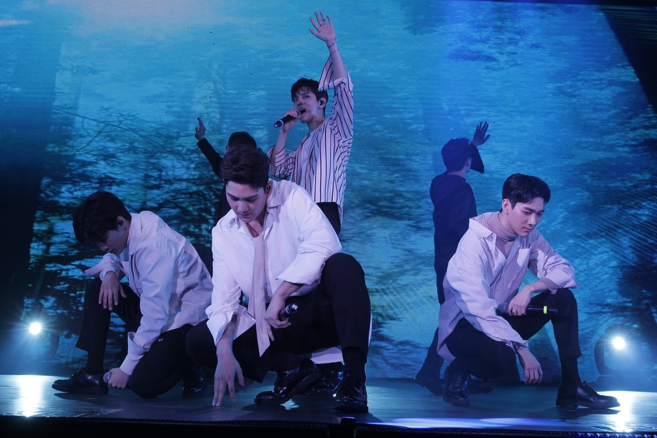 新浪娱乐讯 11月18日,韩国大势男团nuest w昨日在九龙湾国际展贸中心