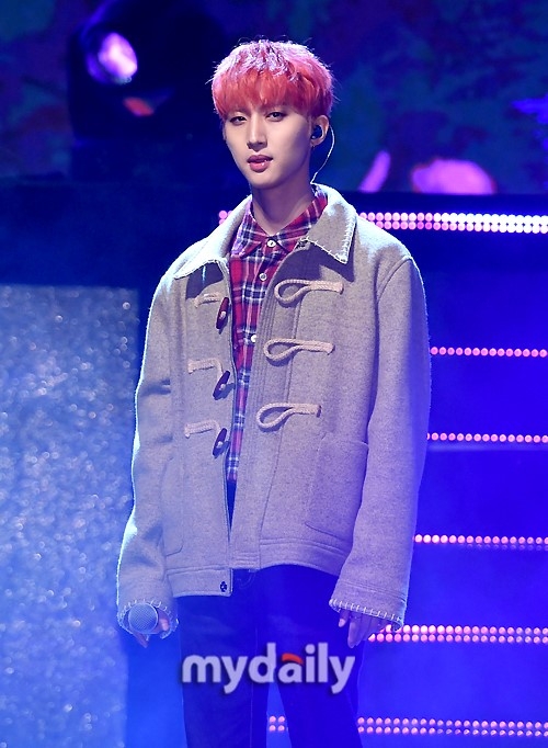 韩男团pentagon发第五张迷你专辑 展动感舞台