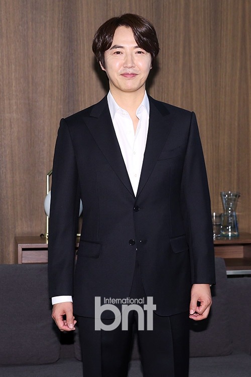 组图尹相铉广告拍摄现场公开微笑致意彬彬有礼