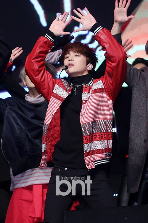 韩团pentagon举行新专发布会 超高速回归