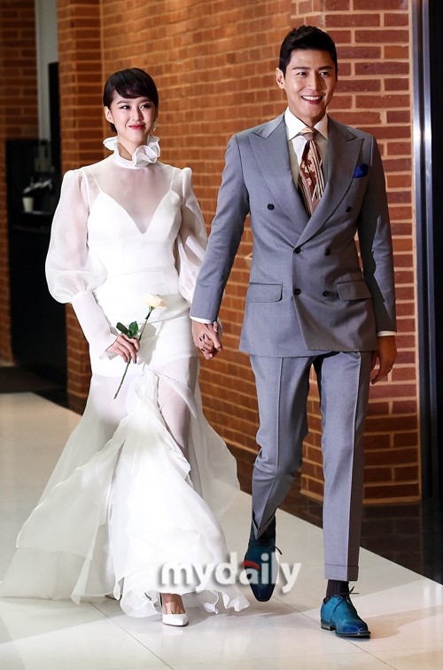 新浪娱乐讯 韩国明星夫妇宋在熙,池素妍今天下午在首