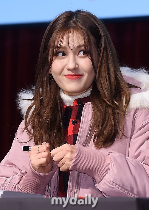 somi全昭弥首尔出席活动 圆脸可爱红唇美