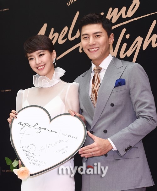 组图:宋在熙池素妍夫妇出席活动 再披婚纱甜蜜亲吻