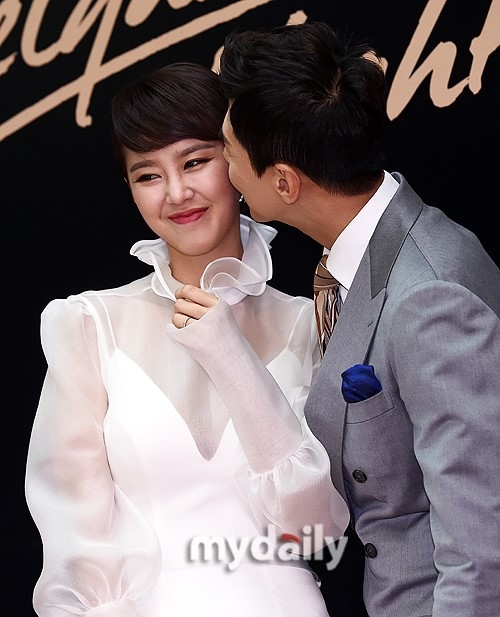 宋在熙池素妍夫妇出席活动 再披婚纱甜蜜亲吻