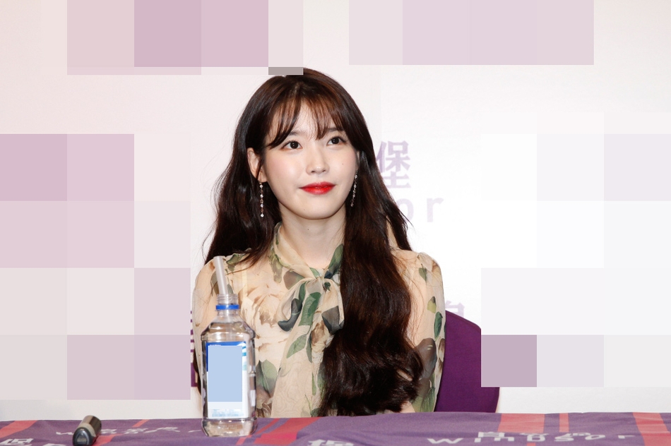 iu香港办记者会 卷发妩媚笑容甜美