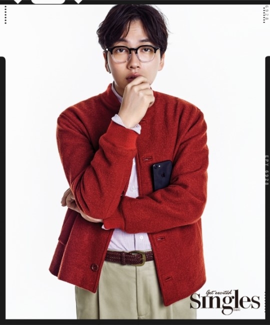 新浪娱乐讯 11月27日,韩国男演员李东辉为某杂志拍摄的一组写真公开