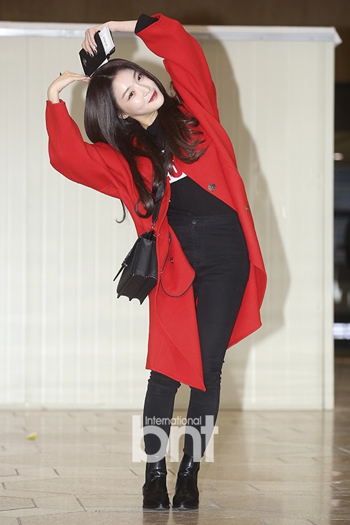 组图:金请夏现身机场赴日本mama 一身红装造型亮眼