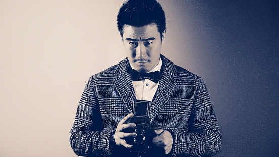 组图:樊昊仑拍黑白写真 硬朗外形展熟男魅力