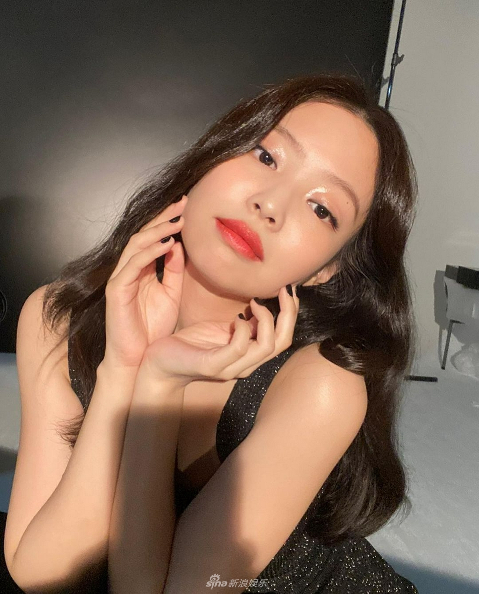 組圖：JENNIE穿小黑裙配紅脣妝容 託香腮秀出直角肩